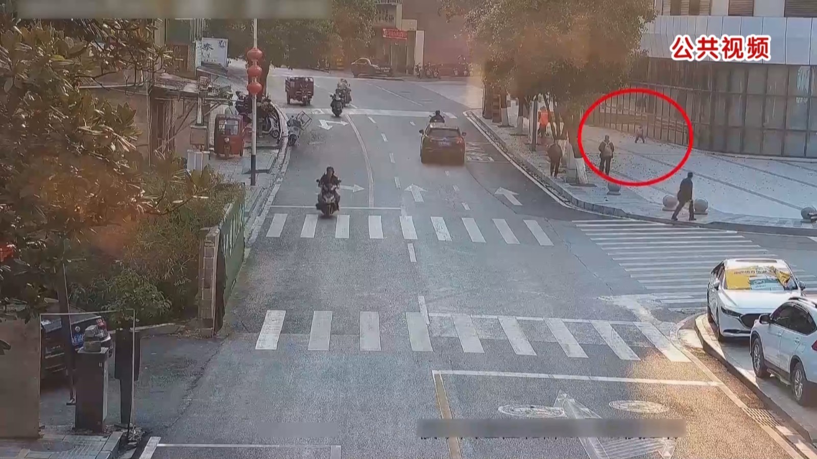 4岁幼童走失街头 警民携手暖心守护 4岁幼童走失街头 警民携手暖心守护