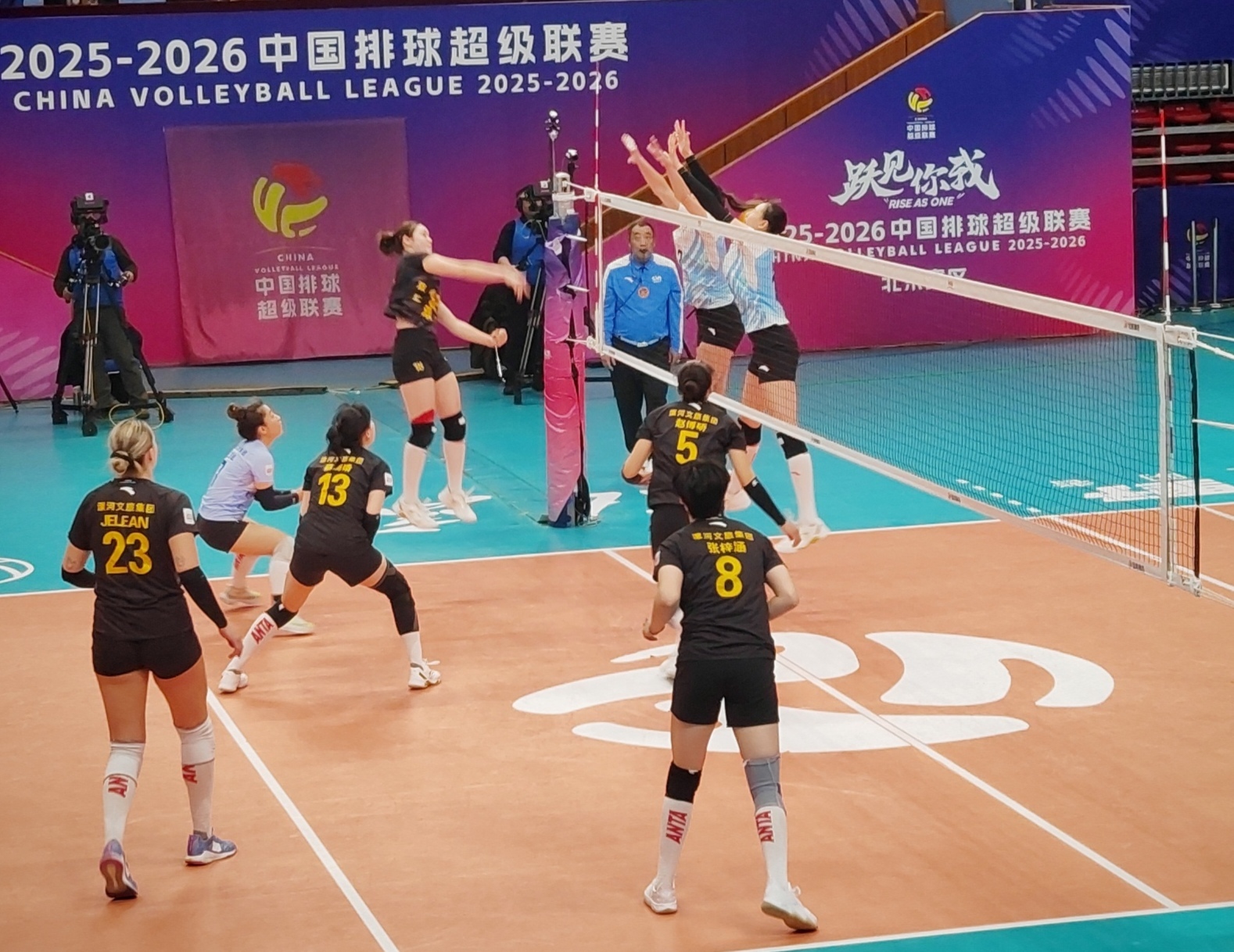 主场告捷 北京女排迎来三连胜