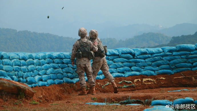 南部战区发布:直击实投实爆高燃现场 南部战区发布:直击实投实爆高燃现场