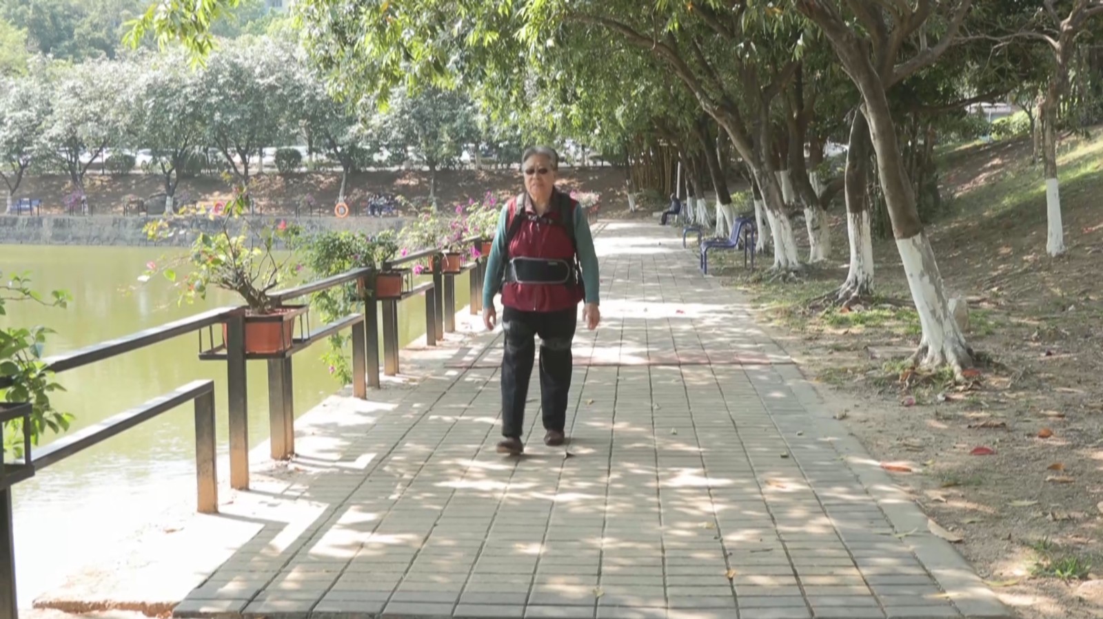 爬楼梯有“好帮手” 智能穿戴助推银发经济