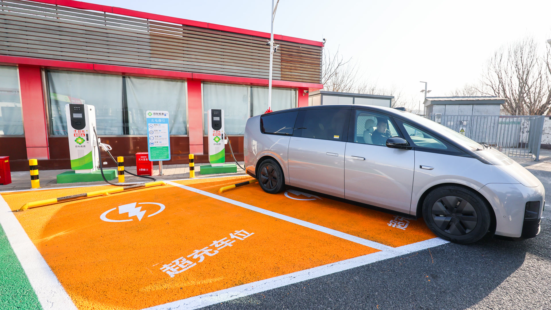 绿色归途不再“充电难”,北京高速服务区超充桩全覆盖 绿色归途不再“充电难”,北京高速服务区超充桩全覆盖