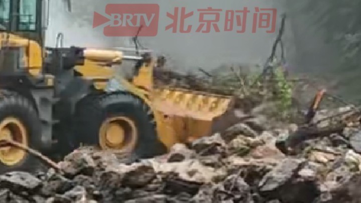 暴雨致北京怀柔、密云、延庆多条国省干线边坡滑塌，直击抢险救援现场