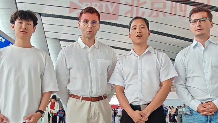 马库斯一行结束本次北京行程启程济南,退伍军人专程到车站送别。 马库斯一行结束本次北京行程启程济南,退伍军人专程到车站送别。