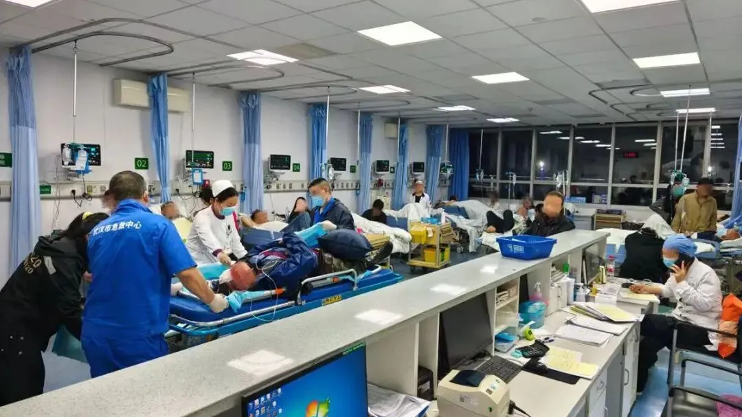 雷暴过后急诊室挤满患者 近期出现这些症状别硬扛→ 雷暴过后急诊室挤满患者 近期出现这些症状别硬扛→