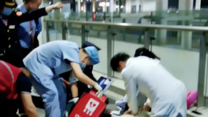 女大学生坐硬座31小时返校心脏骤停，如何预防经济舱综合征？