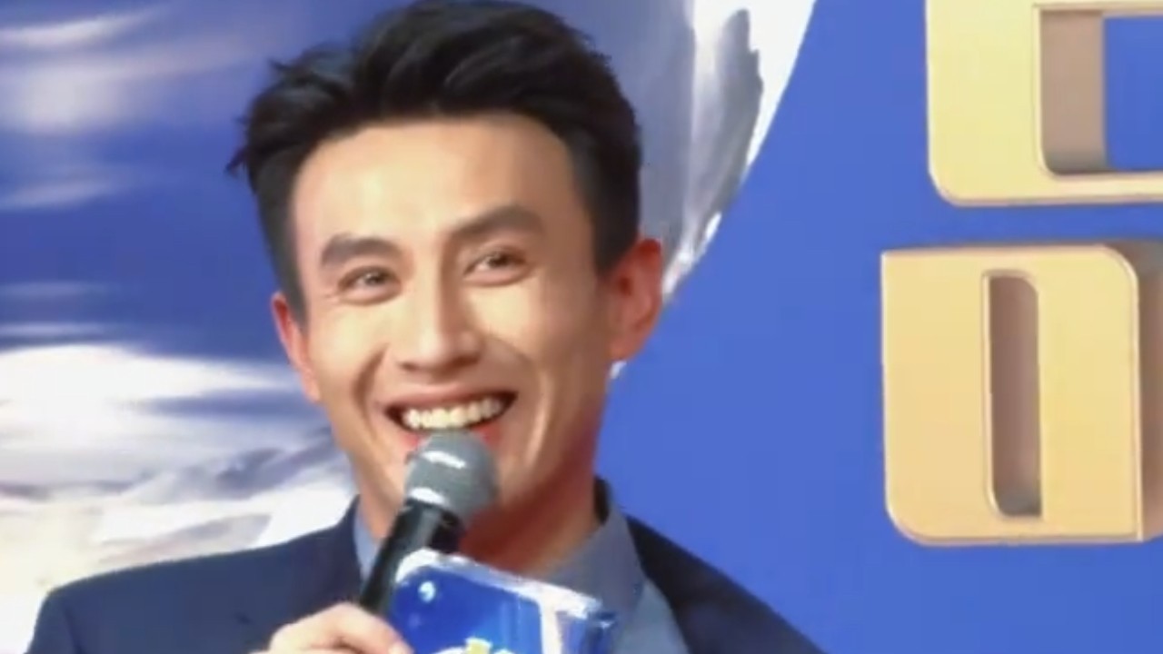 刘萧旭首次主持盛典红毯 西装绣字藏暖意 被夸用心笑如孩童