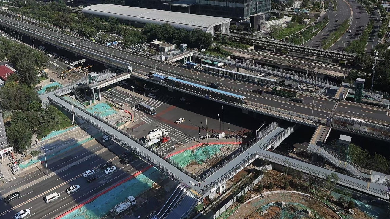 石景山区金安桥过街天桥投入使用 石景山区金安桥过街天桥投入使用