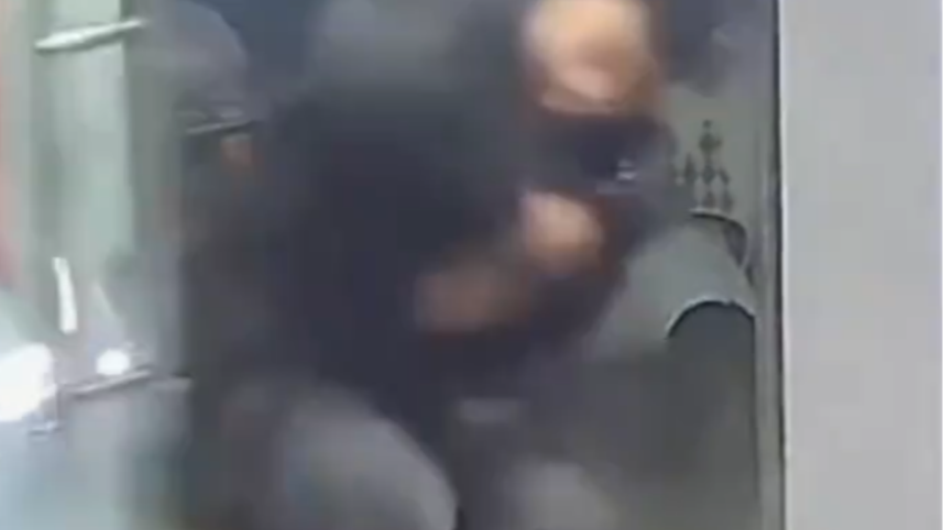 着急修车撞开店门弹飞老板，目击者：老板骨折 需住院几天