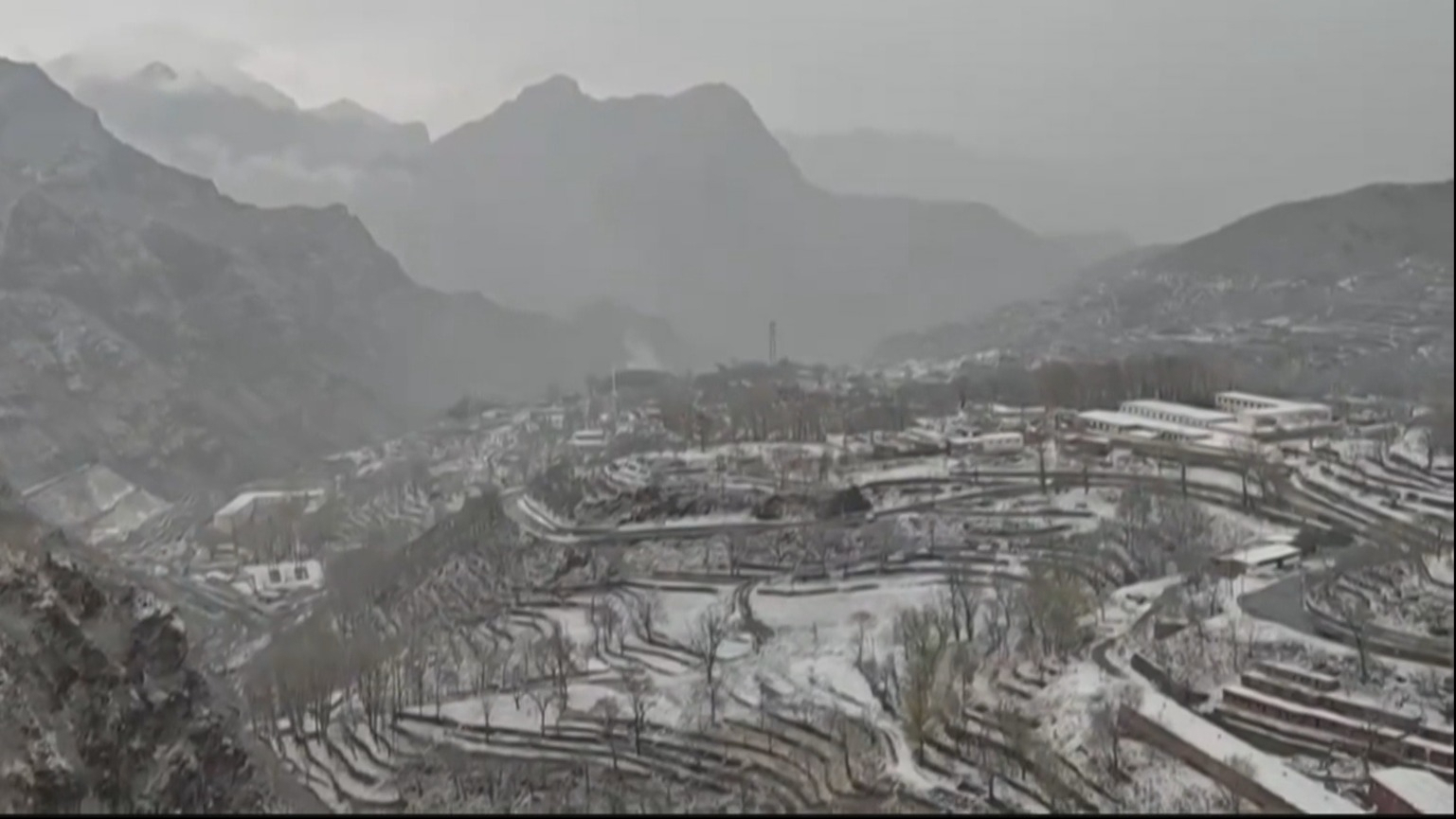 北京再迎降雪天气 京郊呈现迷人春雪景象