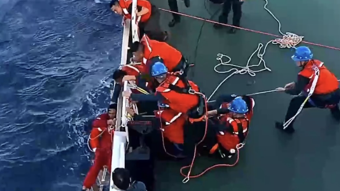 已救起17人!中国海警海上搜救仍在进行 已救起17人!中国海警海上搜救仍在进行