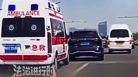 北京一高架路上救护车被多次别车 救护车多次避让被黑车紧追 北京一高架路上救护车被多次别车 救护车多次避让被黑车紧追