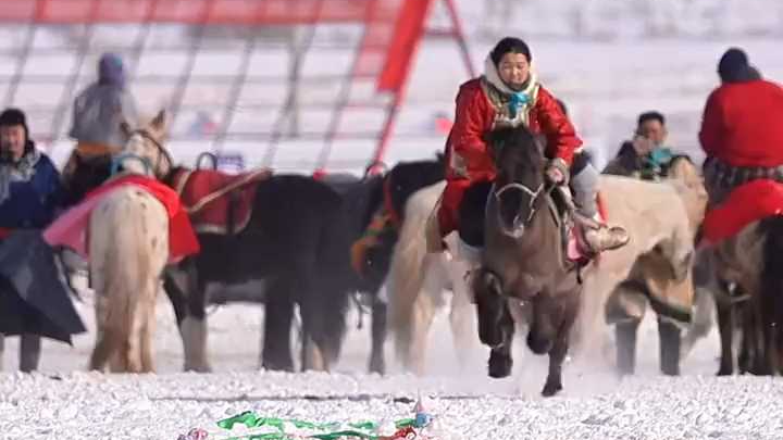 精彩绝伦！00后女孩上演跑马拾哈达