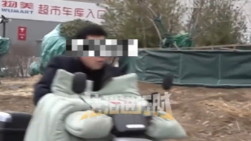 人行道骑电动车逆行 交警：第一次警告 不罚款 暖心执法超圈粉