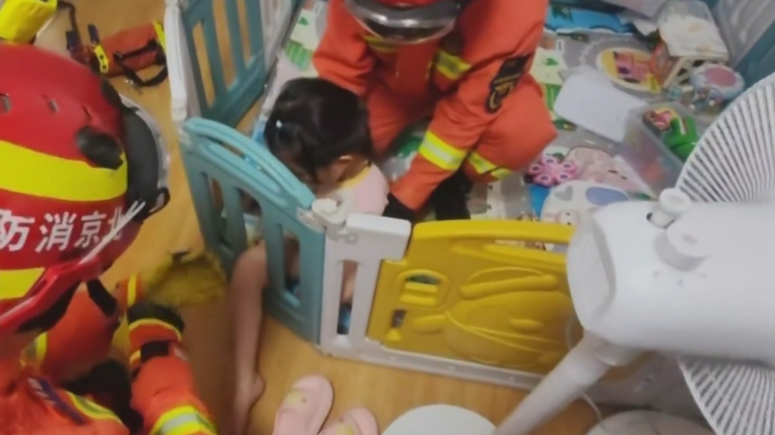 儿童头钻地铁扶手栏杆被卡 警民合力助其脱困 消防提示：万一“被卡住” 这些事不能做
