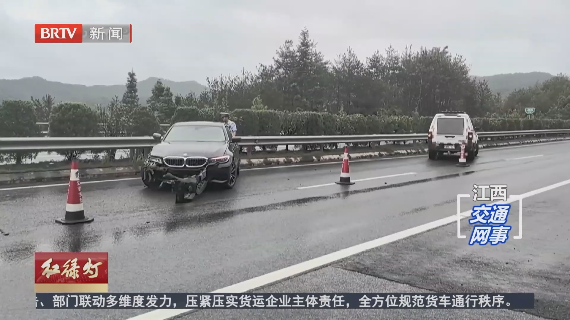 司机雨天开快车 车辆打滑撞护栏