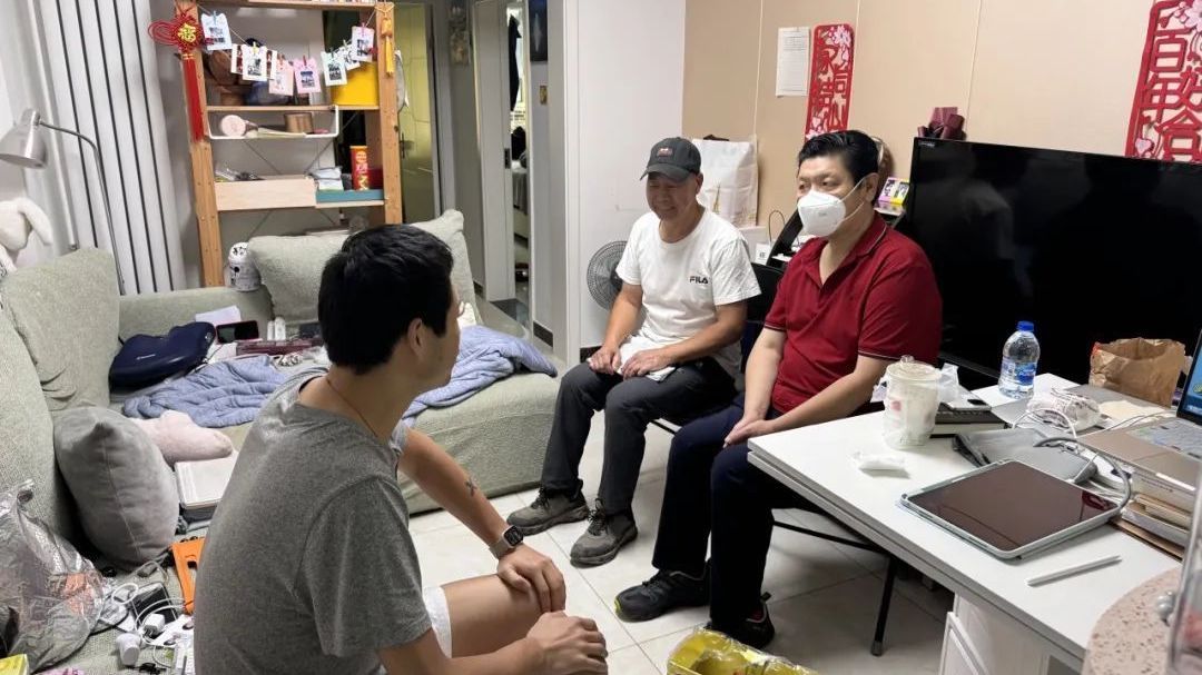 老旧小区上演“超级变变变” 石景山鲁谷居民送上两面锦旗表谢意