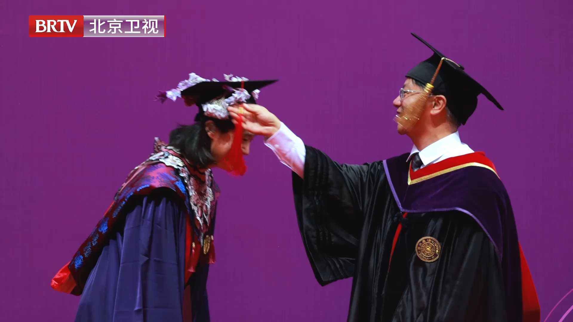 清华学位服上的中式浪漫_北京时间