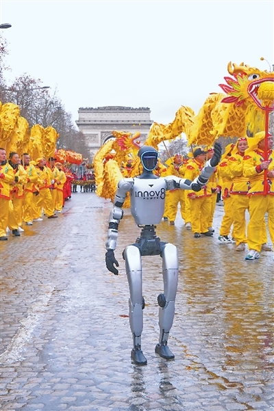 中国机器人首次亮相巴黎香街春节巡游 中国机器人首次亮相巴黎香街春节巡游