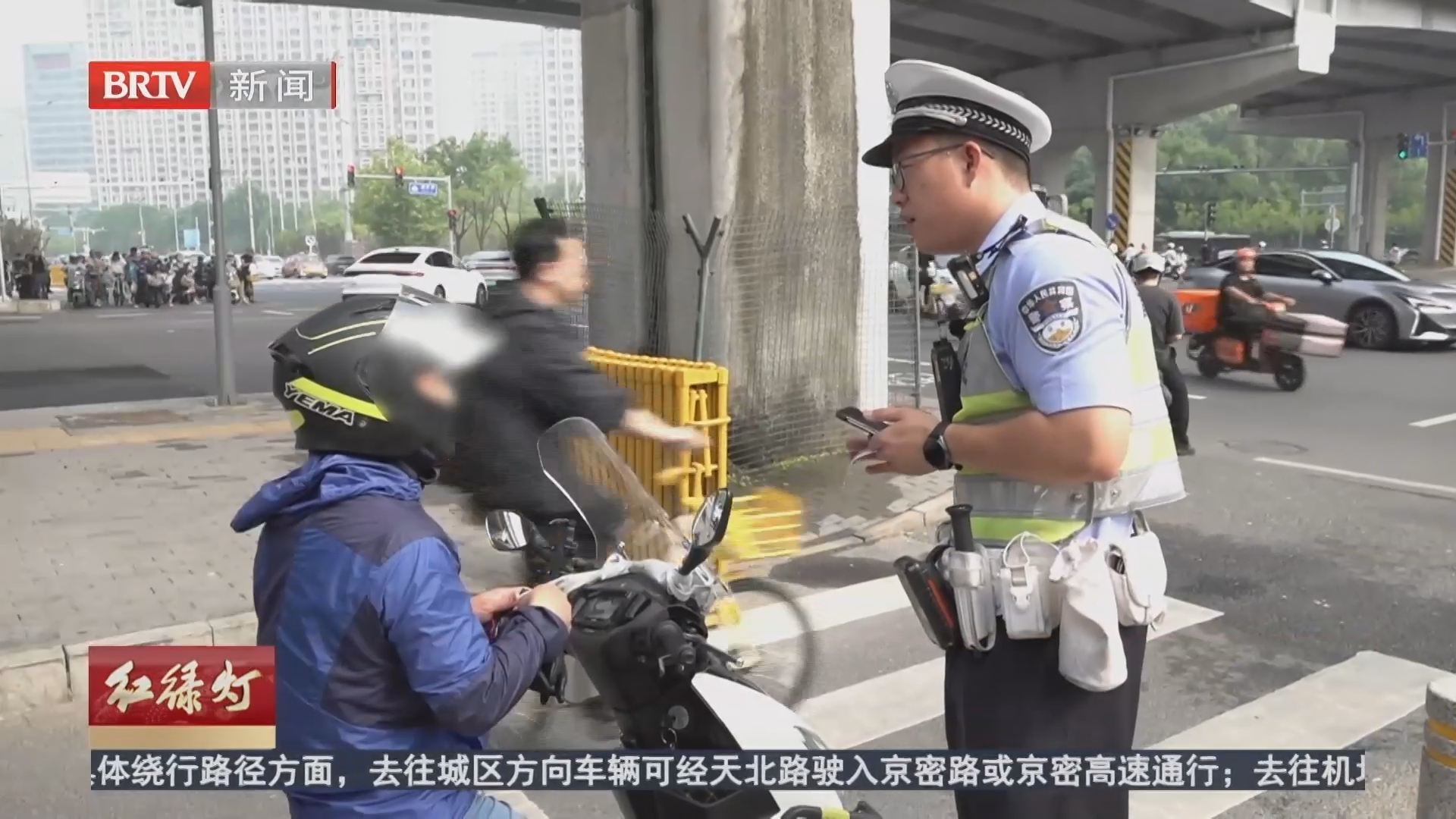 摩托车“扎”进非机动车道 图快不能丢了安全