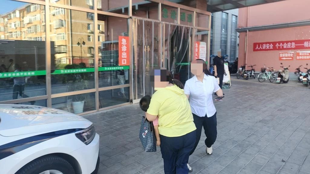 幼儿高烧惊厥，昌平民警9分钟紧急护送