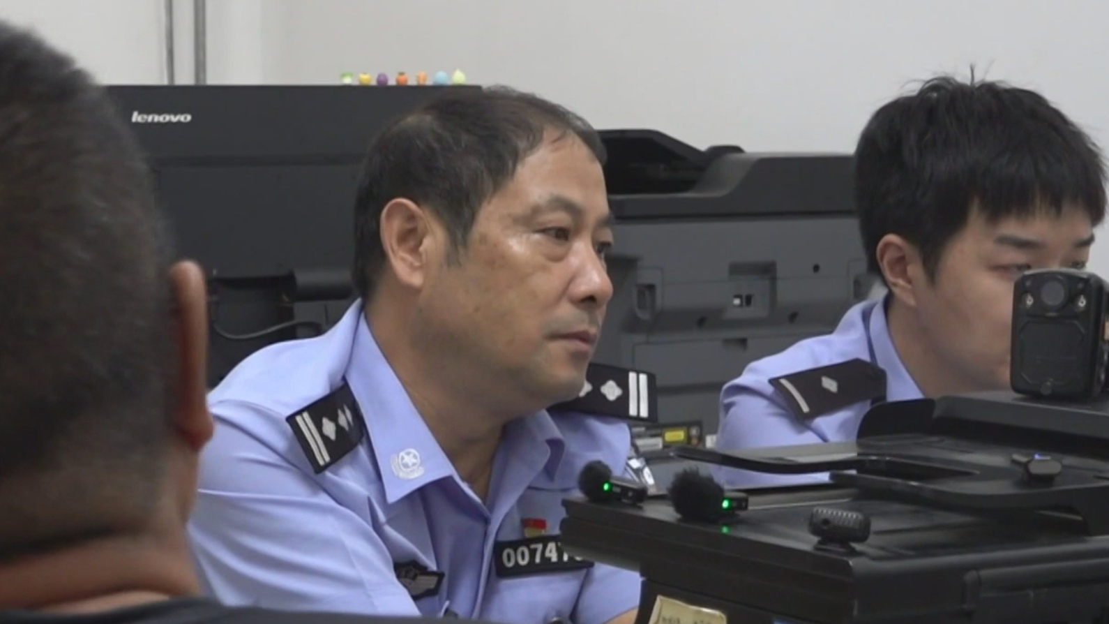 货车组团“翻牌” 交警“一锅端”