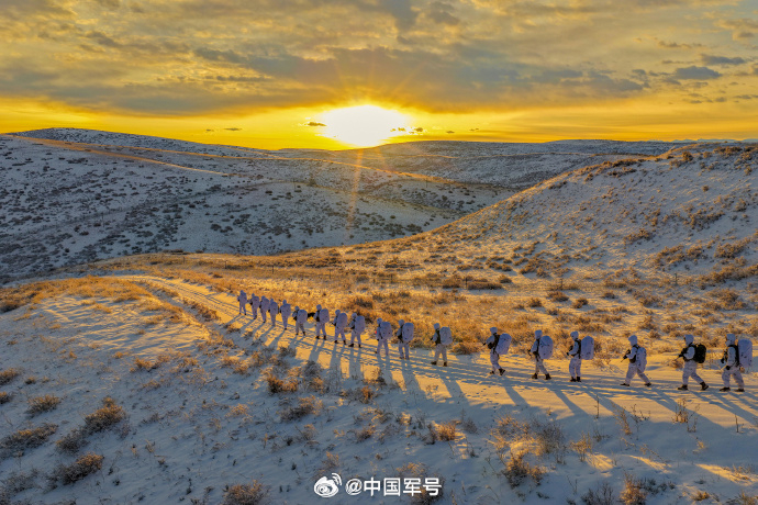 不畏严寒!边防战士负重25公斤雪中拉练 不畏严寒!边防战士负重25公斤雪中拉练