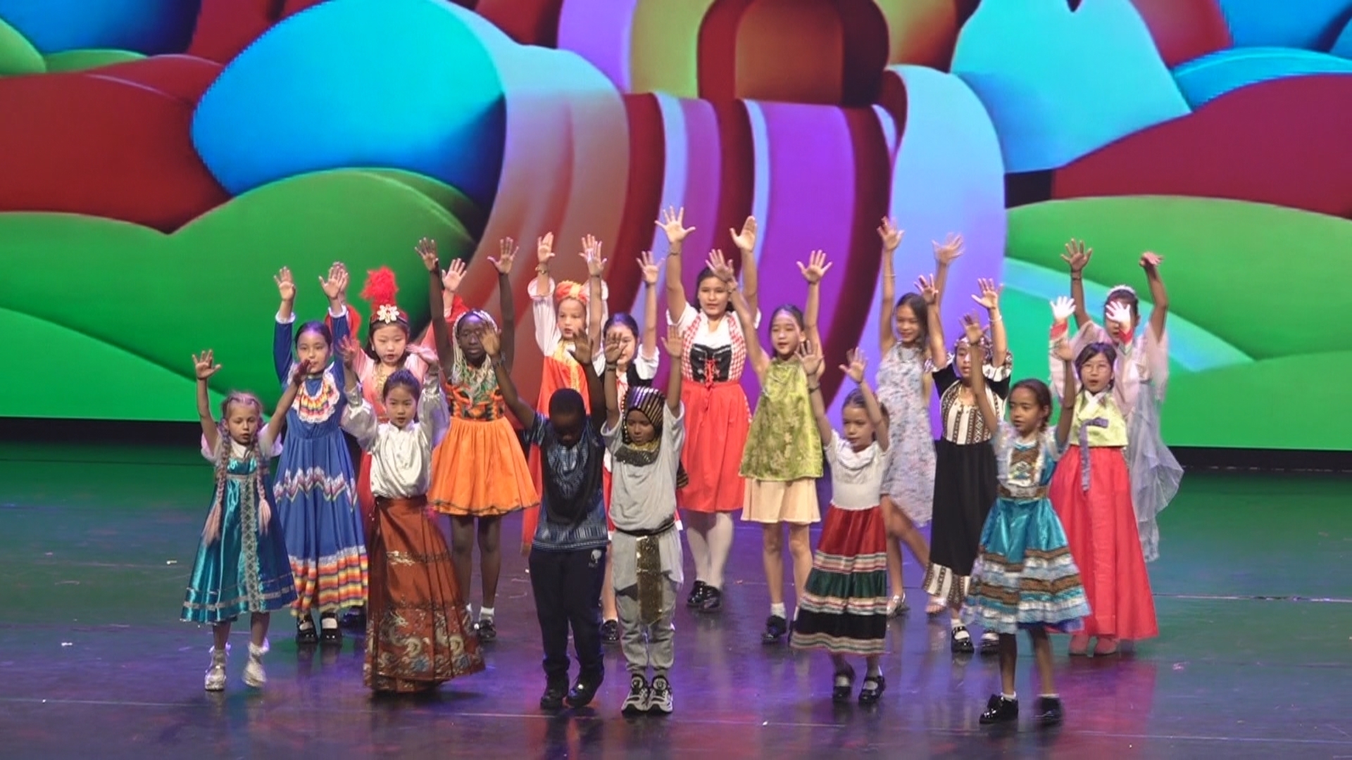 “童趣童乐·美美与共” 中外儿童心手相牵欢度“六一” “童趣童乐·美美与共” 中外儿童心手相牵欢度“六一”