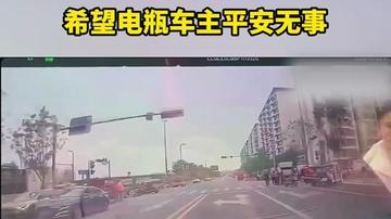 闯红灯 路口摆摊 斑马线不减速凑一起了……