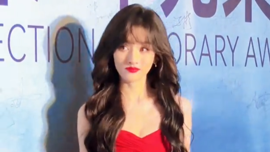 灵动！北影节活动 宋祖儿拖尾红裙亮相