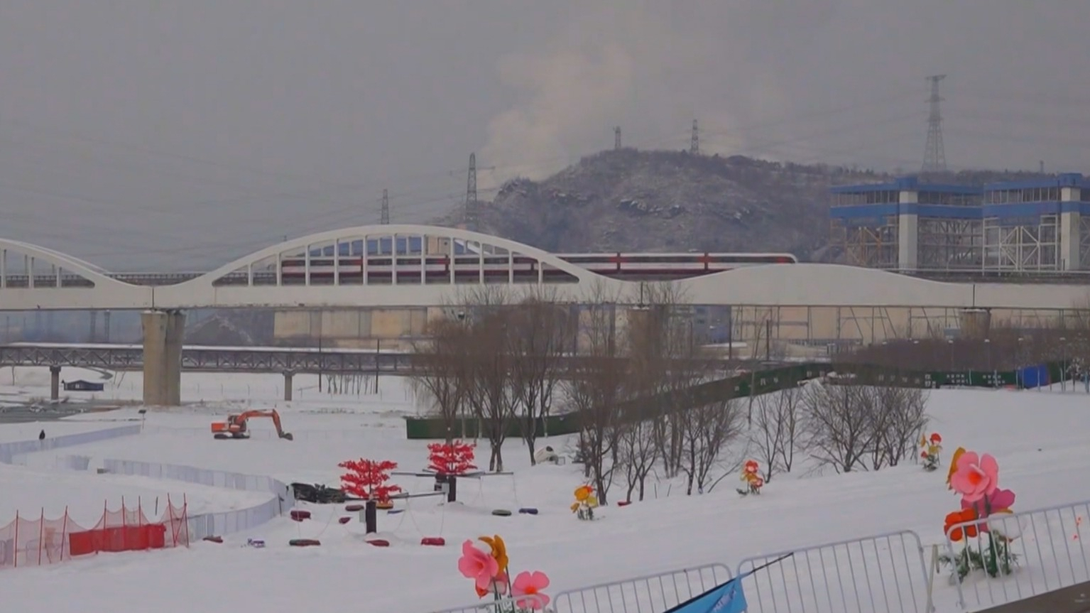 雪落首钢园 工业遗迹邂逅冰雪浪漫