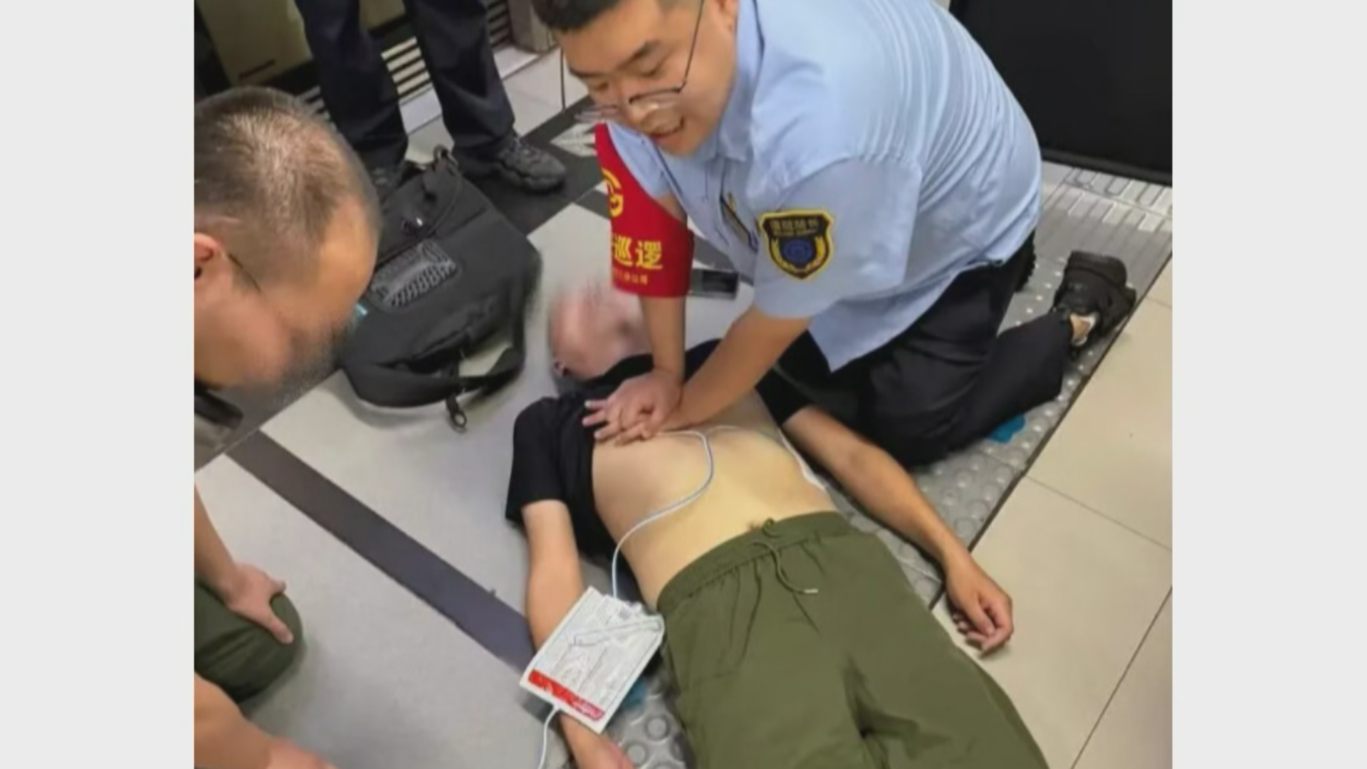 乘客急性心梗 工作人员利用AED紧急处置