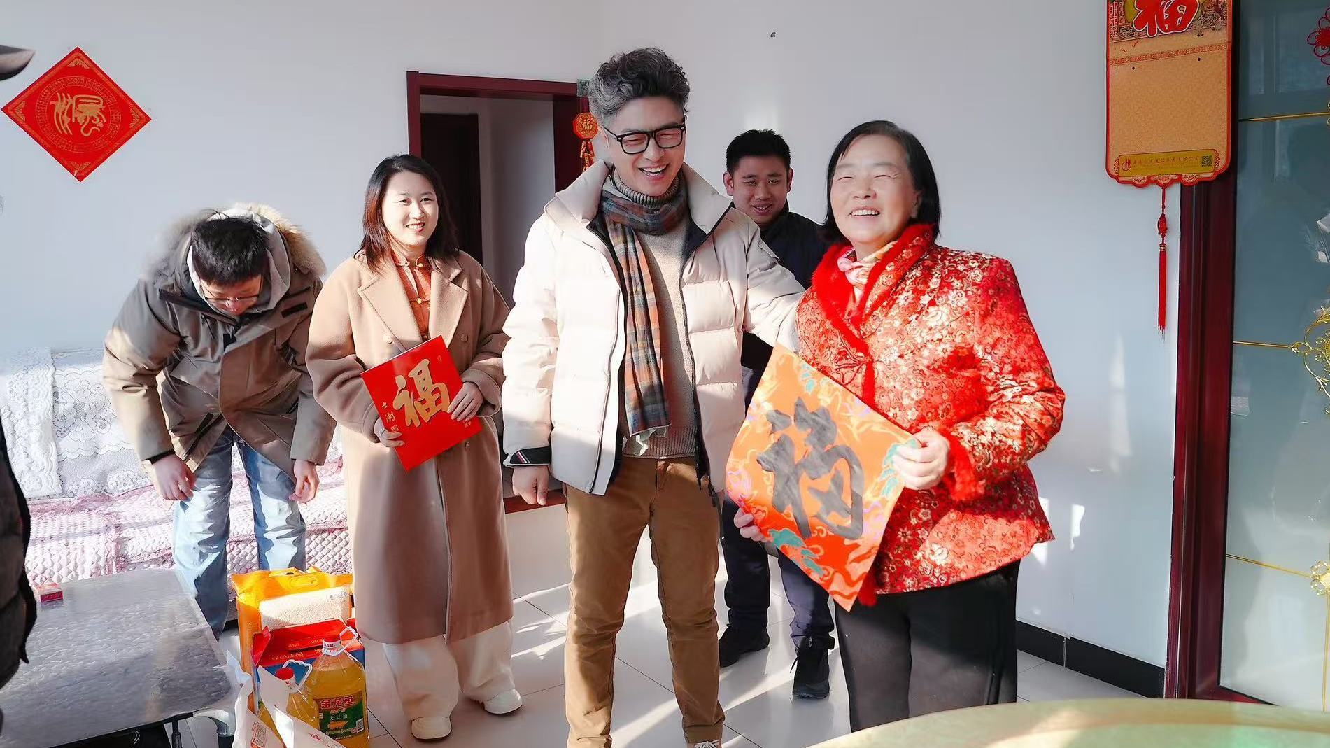 翰墨飘香添年味 福字春联送万家 翰墨飘香添年味 福字春联送万家