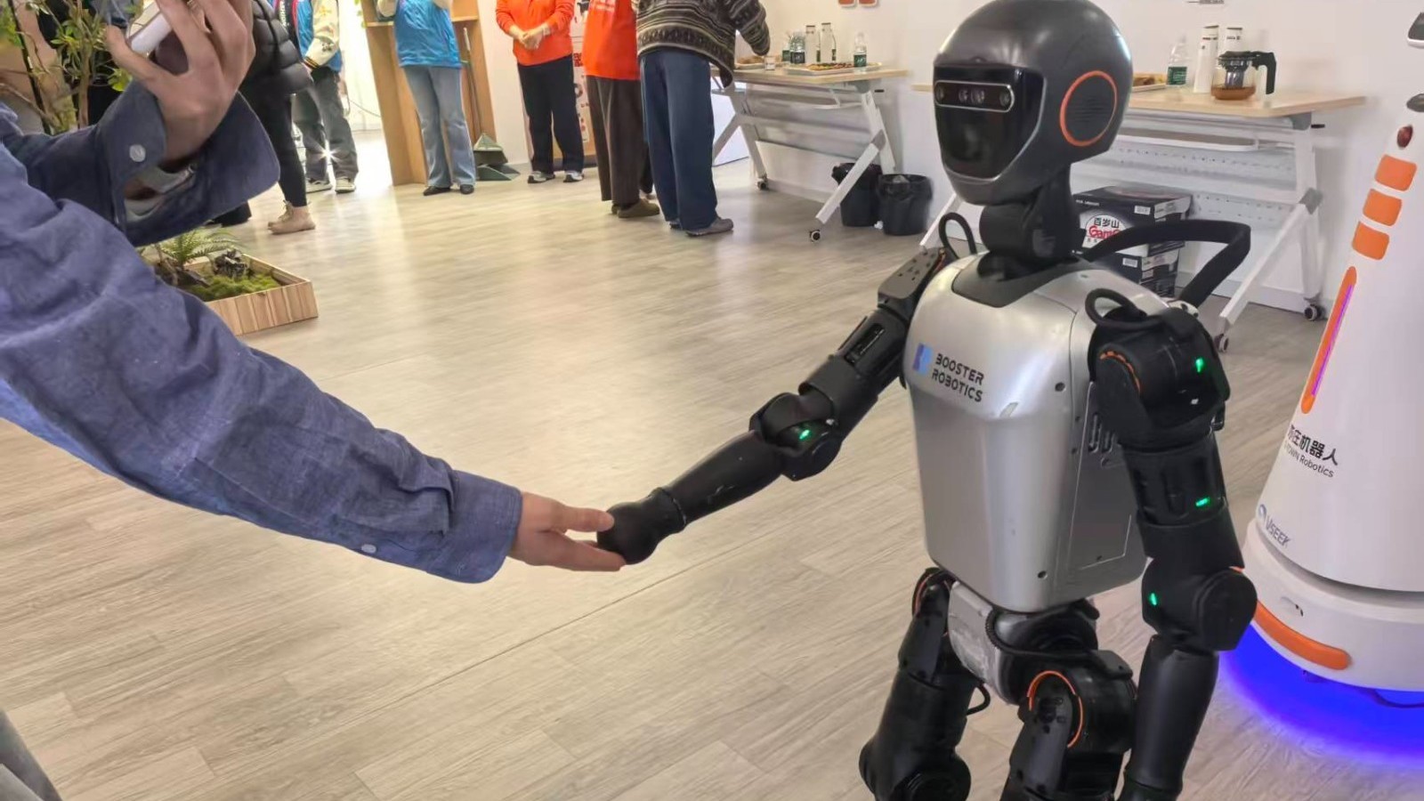 机器人养老真的来了!走进全球首家养老驿站 机器人养老真的来了!走进全球首家养老驿站