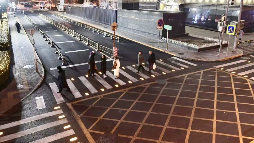 北京的斑马线能发光了!新增2处,地点—— 北京的斑马线能发光了!新增2处,地点——