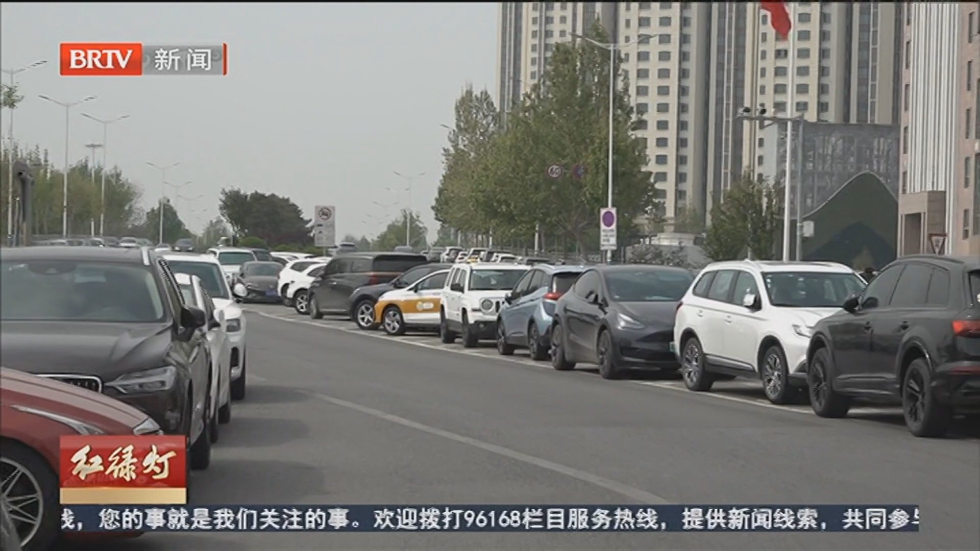 记者调查：违停蔓延几百米 乱象扰民隐患随行