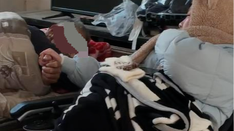 老人担心瘫痪养女无人照顾病逝前将其送养老院当地：已列为“五保户”