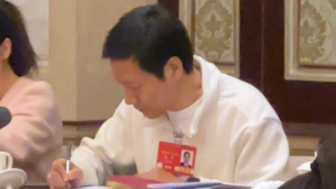雷军在北京市代表团小组会议结束后还在认真做笔记 雷军在北京市代表团小组会议结束后还在认真做笔记
