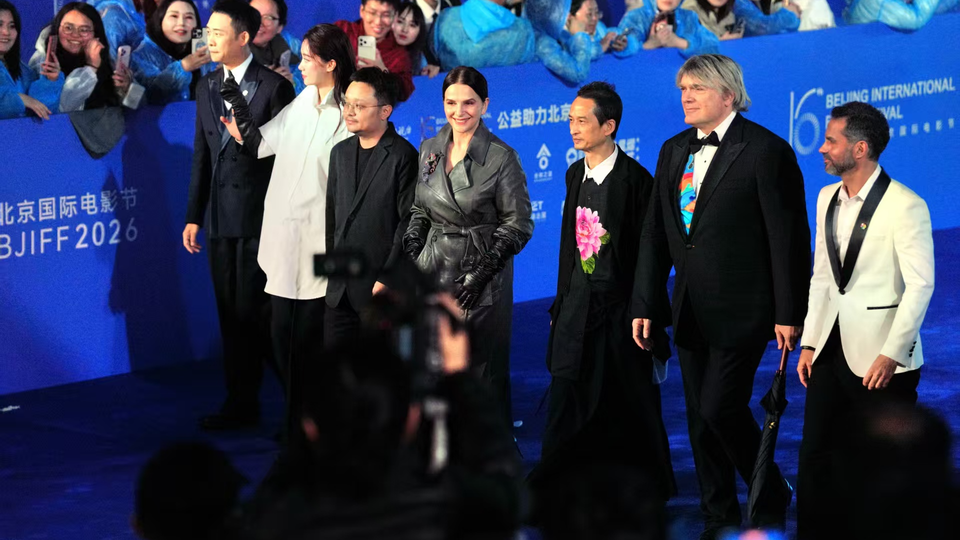 北影节开幕入场仪式群星荟萃，百位中外电影人走上“星光蓝毯”