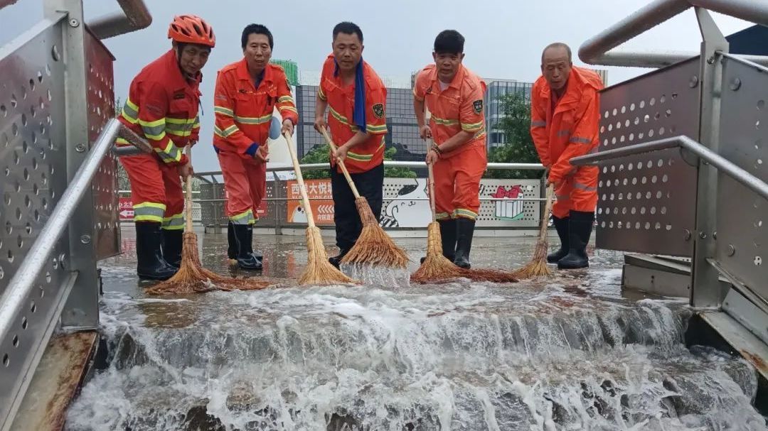 暴雨中的橙色防线!西城环雅丽都全力保障城市运行 暴雨中的橙色防线!西城环雅丽都全力保障城市运行