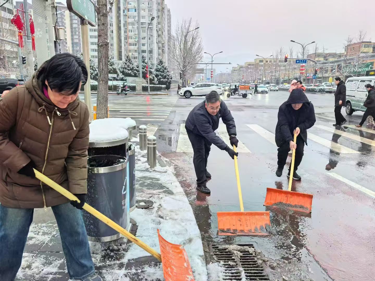 北京7.1万人次扫雪铲冰，目前道路通行条件良好