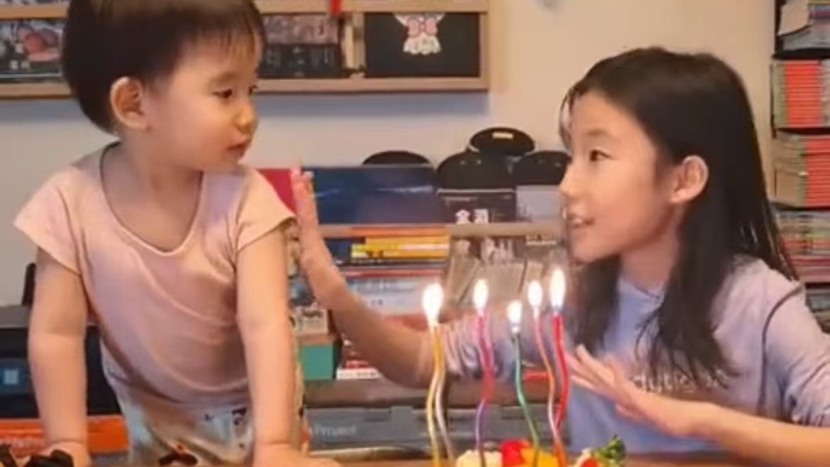 调皮弟弟吹灭姐姐生日蜡烛姐姐不责怪还陪同重新吹 调皮弟弟吹灭姐姐生日蜡烛姐姐不责怪还陪同重新吹