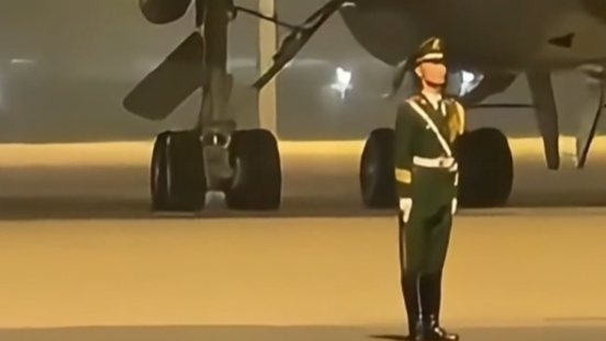 “空军一号”轰鸣而过,稳如磐石的中国军人是他! “空军一号”轰鸣而过,稳如磐石的中国军人是他!