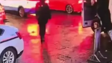 致敬！紧急时刻，他冲入驾驶室将车刹停！