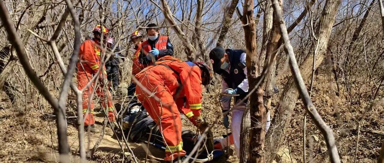 驴友登山不慎崴脚 消防及时救援脱险