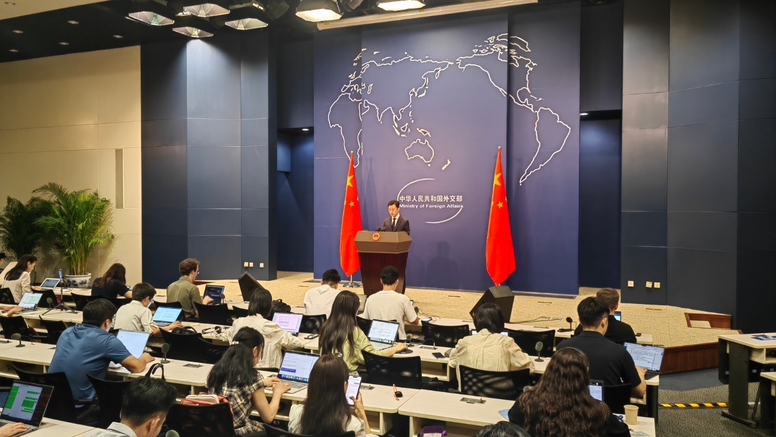 特朗普要求伊朗无条件投降！外交部回应
