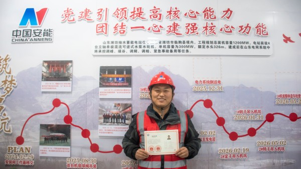 在焊花飞溅中淬火成钢 在焊花飞溅中淬火成钢