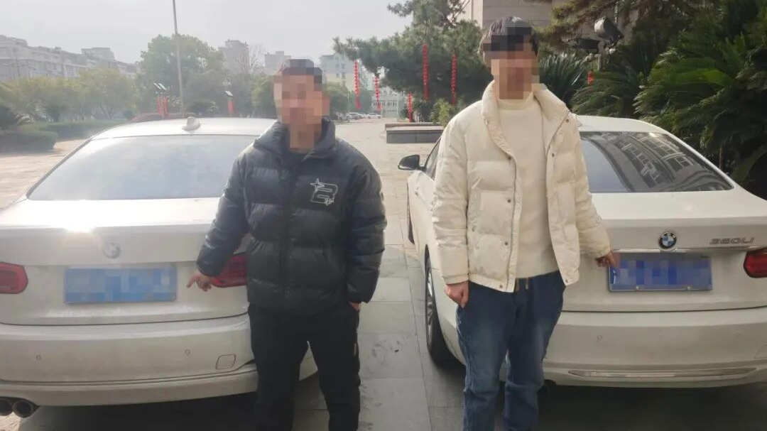 两辆同号牌车同时出现街头?咋回事? 两辆同号牌车同时出现街头?咋回事?