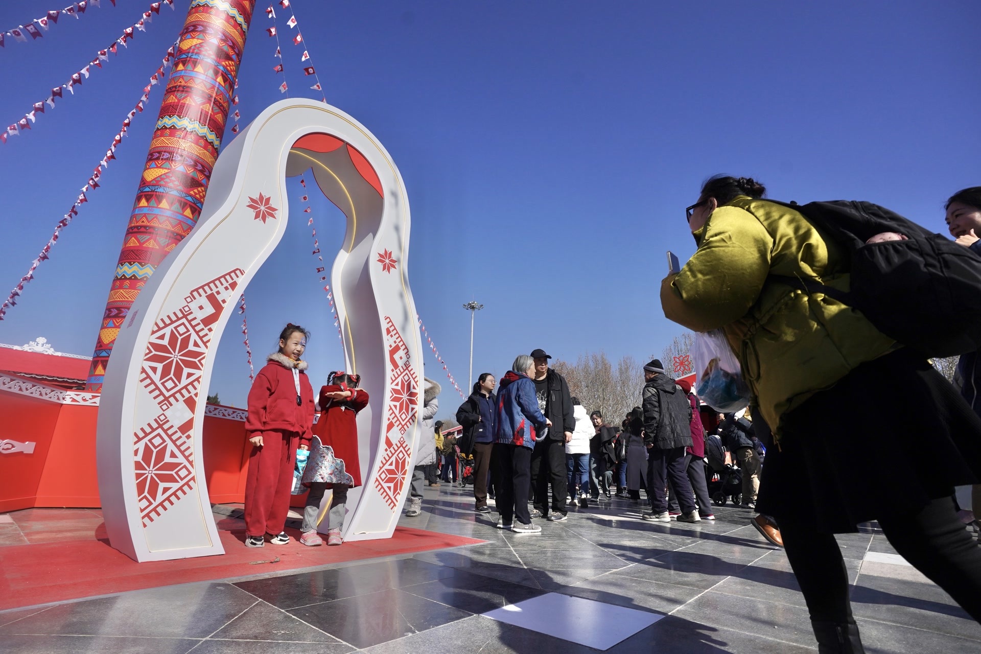 “莫斯科送冬节”在京开幕,市民游客共赴俄罗斯春日之约 “莫斯科送冬节”在京开幕,市民游客共赴俄罗斯春日之约
