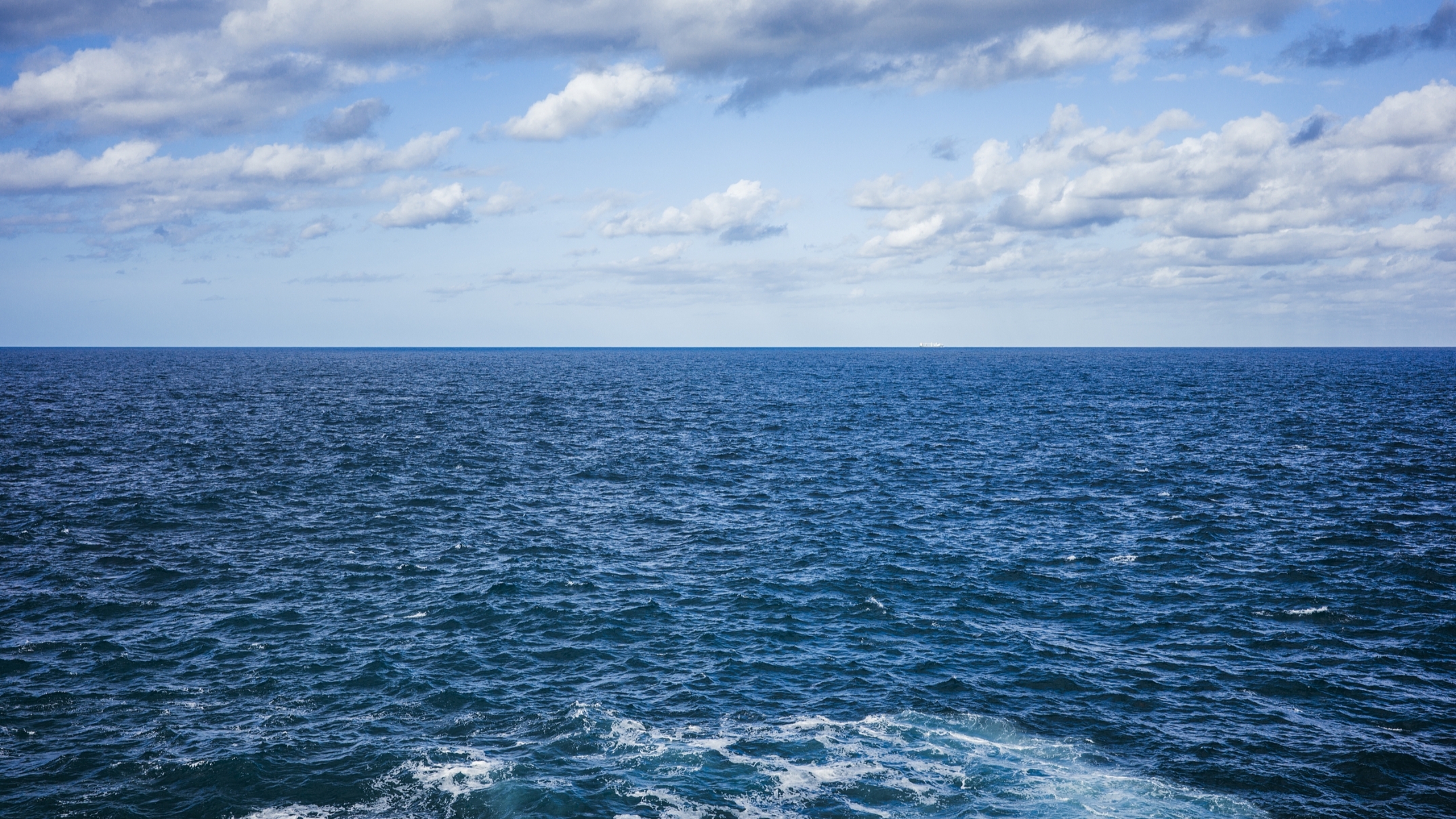 美军在东太平洋袭击一艘“贩毒船”致两人死亡 美军在东太平洋袭击一艘“贩毒船”致两人死亡