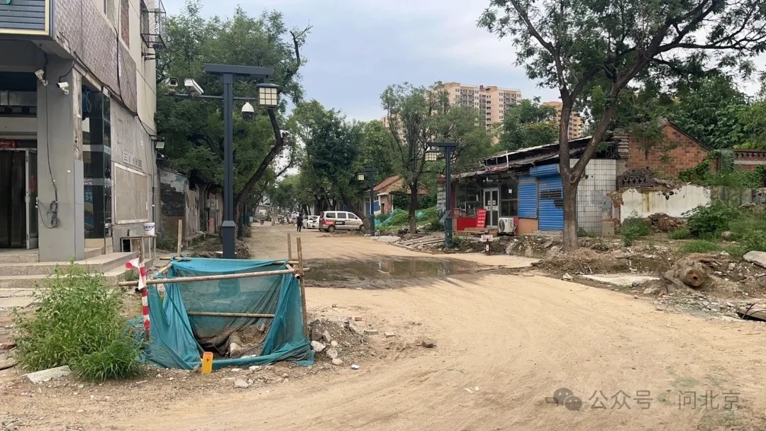 围挡两侧天差地别?“跟穿越了一样,怎么前面变得这么破”_北京时间